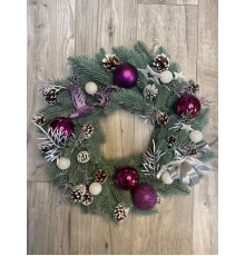 Венок новогодний с украшениями жарптица фиолетовая